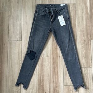 Brand New Zara Mid Rise Skinny Jeans. Size 40 (USA 8)
